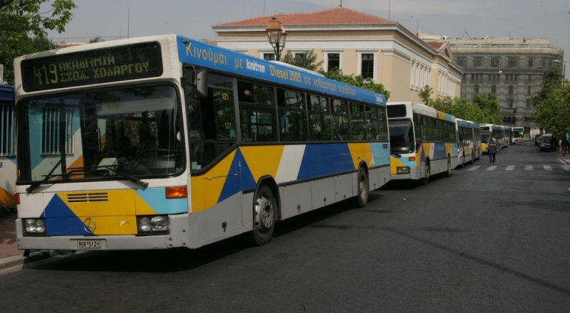 Κλειστά τα καταστήματα – Μειωμένα δρομολόγια σε λεωφορεία και τρόλει