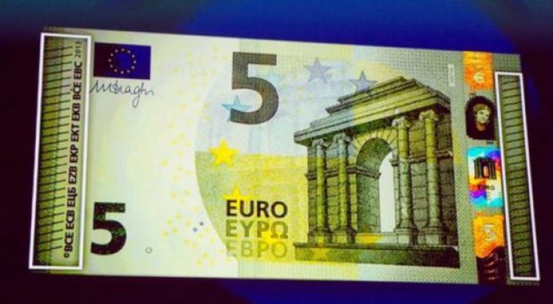 Κυκλοφορεί από σήμερα το νέο χαρτονόμισμα των 5 ευρω