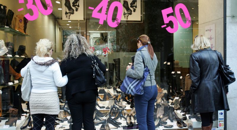 Ενισχυμένοι έλεγχοι στην αγορά για εκπτώσεις και προσφορές