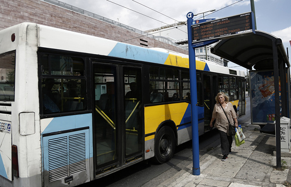 Από την μπροστινή πόρτα η είσοδος σε λεωφορεία και τρόλει