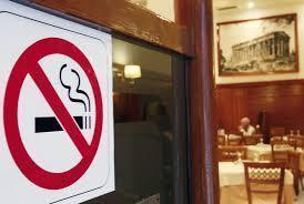 Επαγγελματίες εστίασης: Άκαιρη η αυστηρότητα για το κάπνισμα