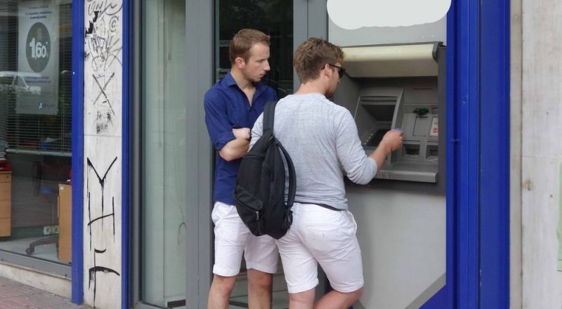 ΕΕΑ: Παρέμβαση για τις υπέρογκες προμήθειες τραπεζών από κάρτες