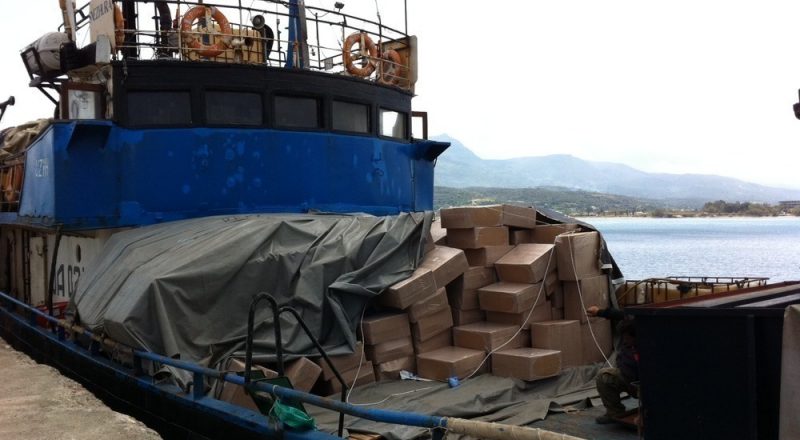 Περίπου 3.500 χαρτοκιβώτια λαθραίων τσιγάρων μετέφερε φορτηγό πλοίο