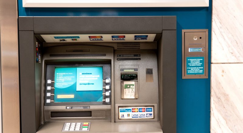 Τι αλλάζει στις αναλήψεις μετρητών από τα ΑΤΜ των τραπεζών