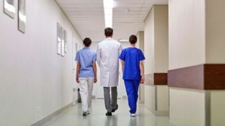 Κορονοϊός: Τέσσερις νέοι θάνατοι, εισαγγελική έρευνα για δύο κλινικές