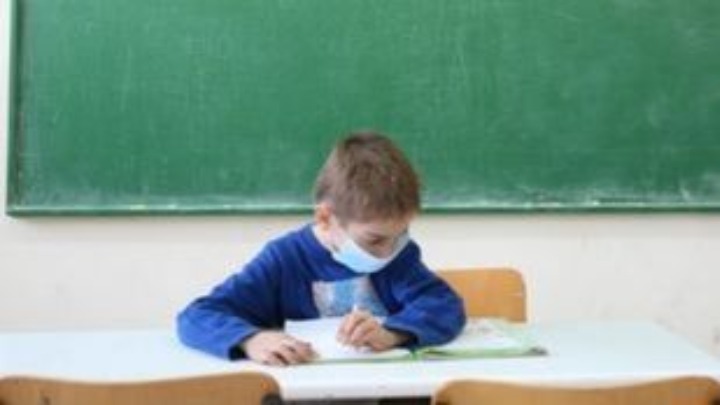 Οι Ευρωπαίοι μαθητές επιστρέφουν στα σχολεία με μάσκες και σε τάξεις με μικρότερο αριθμό μαθητών