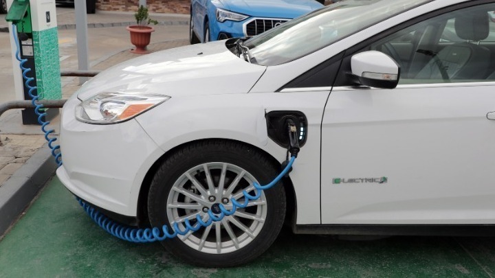 ΔΕΕ: Παράδοση αγαθών η επαναφόρτιση ηλεκτρικών αυτοκινήτων