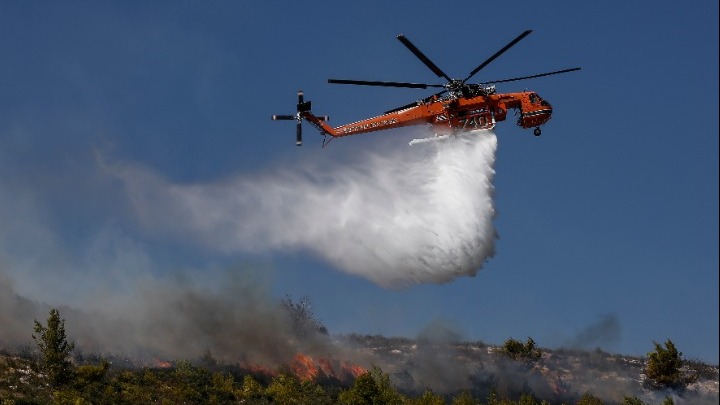 Εκτός ελέγχου η φωτιά στη Βαρυμπόμπη, απομακρύνονται κάτοικοι