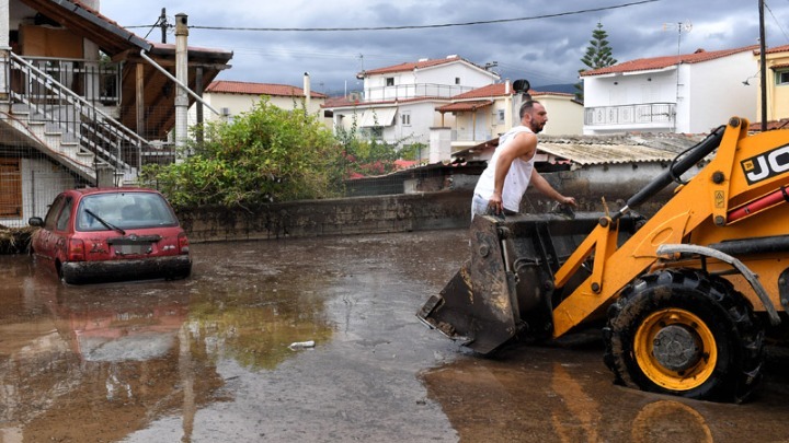 Καιρός: Επιδείνωση Τετάρτη και Πέμπτη – Πλημμύρες και καταστροφές την Τρίτη