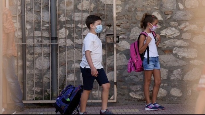 Εν όψει της νέας σχολικής χρονιάς: Πώς επιλέγουμε τη σωστή μάσκα για τα παιδιά