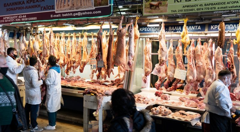 Βαρβάκειος αγορά: Πού κυμαίνονται οι τιμές σε χοιρινό, αρνί και κατσίκι – Πότε έρχονται οι γαλοπούλες