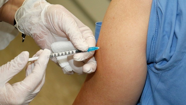 Υποχρεωτικός εμβολιασμός: Αυστηροί έλεγχοι και πρόστιμα σε δομές πρόνοιας