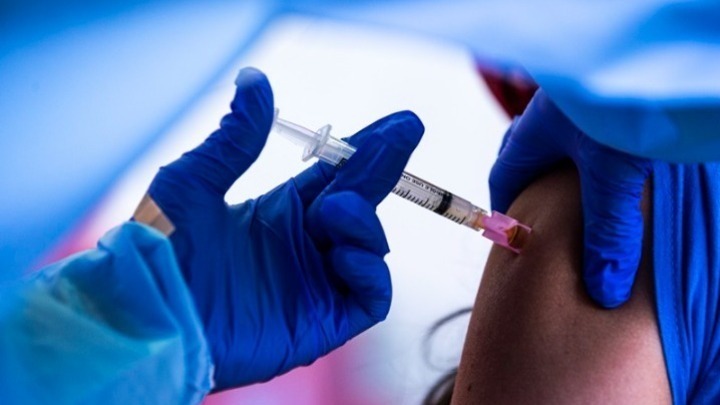 Ξεκινούν οι πρώτοι εμβολιασμοί με τα επικαιροποιημένα εμβόλια