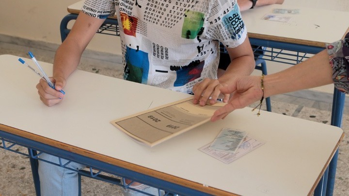 Πανελλαδικές: Ολοκληρώνονται σήμερα οι εξετάσεις στα μαθήματα προσανατολισμού για τους υποψήφιους των ΓΕΛ