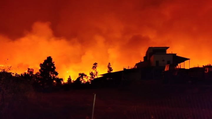 Μαίνεται η πυρκαγιά στην Εύβοια – Δοκιμάζονται Ελληνικά, Βασιλικά, Ψαροπούλι