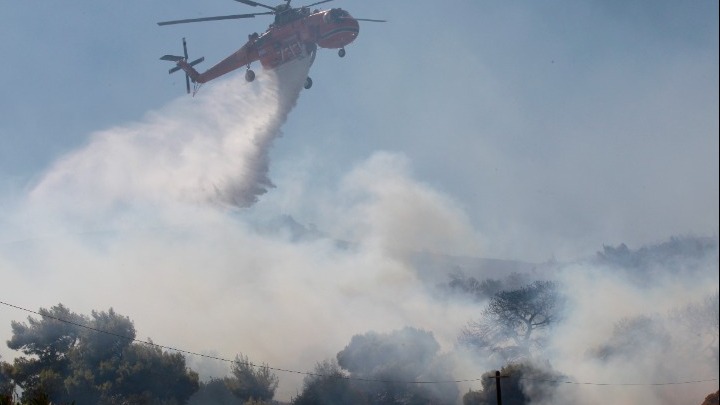 Μάχη με όλα τα μέσα στη μεγάλη πυρκαγιά στα Βίλια – Καλύτερη η εικόνα στην πυρκαγιά της Κερατέας