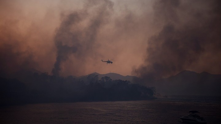 Δεκαέξι τραυματίες από την πυρκαγιά στην Αιγιάλεια