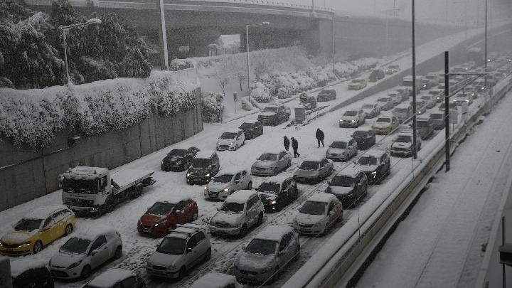 Σοβαρά λειτουργικά  προβλήματα στην Αττική Οδό από το χιόνι – Χρ. Στυλιανίδης: «Θα αναζητηθούν ευθύνες» – Εισαγγελική παρέμβαση