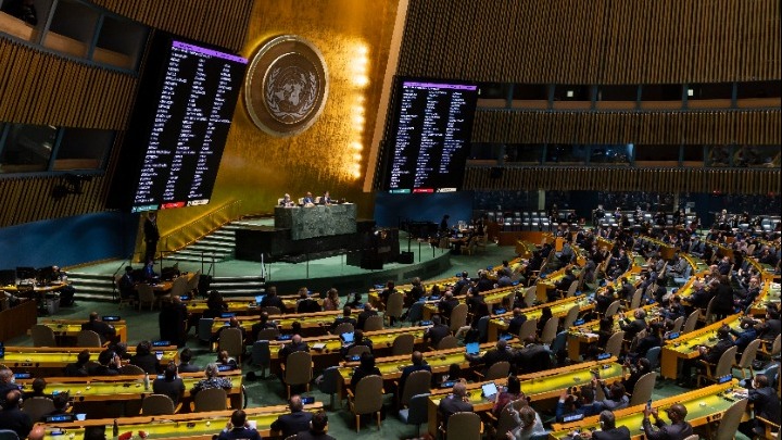 ΟΗΕ: Η Γενική Συνέλευση απαιτεί από τη Ρωσία να τερματίσει τον πόλεμο στην Ουκρανία