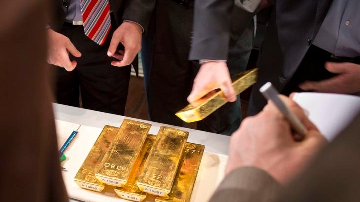Η τιμή της ουγγιάς χρυσού ξεπέρασε τα 2.000 δολάριατα – Στα 140 δολάρια το βαρέλι πετρελαίου μπρεντ