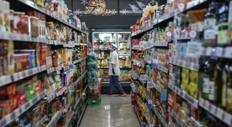 Σούπερ μάρκετ: Προσφορές και εκπτώσεις κυνηγούν οι καταναλωτές