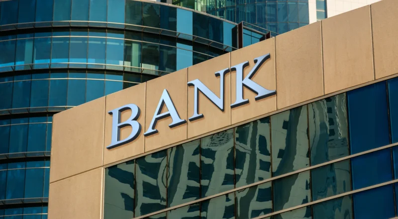 Γιατί οι ευρωπαίοι αποσύρουν δισεκατομμύρια καταθέσεις απο τις τράπεζες ;