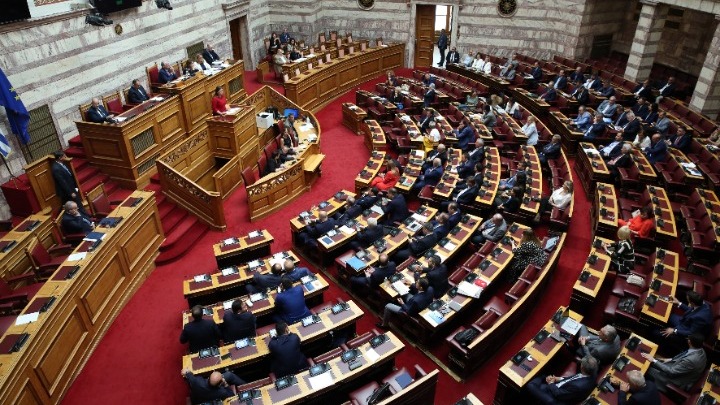Με 158 ψήφους, η νέα κυβέρνηση της ΝΔ εξασφάλισε τη «δεδηλωμένη» – Αλλάζει ο νόμος για την ψήφο των Ελλήνων του εξωτερικού