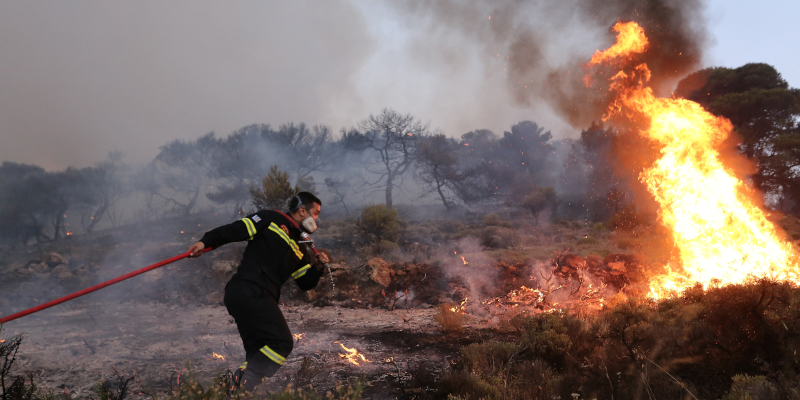 Εκκενώσεις οικισμών λόγω της φωτιάς στα Δερβενοχώρια