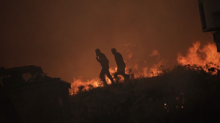 Πυρκαγιές: Έξαρση σε Φυλή και Ασπρόπυργο – Στη Βουλή το θέμα – 18 σοροί στον Άβαντα Έβρου – Περισσότερα από 400.000 στρέμματα έχουν καεί