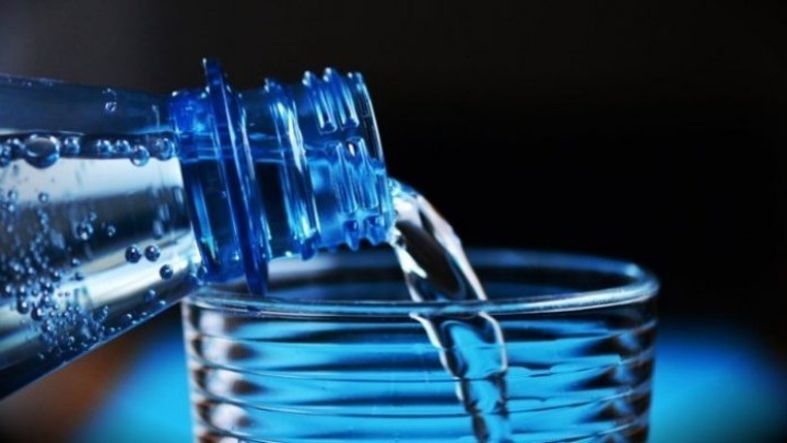 Ανώτατη τιμή πώλησης στο εμφιαλωμένο νερό που πωλείται στη Θεσσαλία – Βαριά πρόστιμα για τους παραβάτες