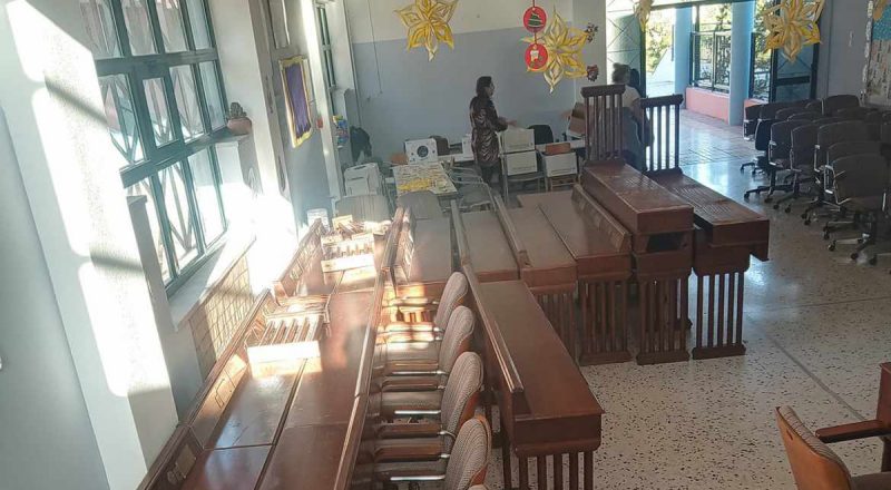 Ε.Ε.Α.: Δωρεά εδράνων και καθισμάτων στο 1ο Δημοτικό Σχολείο Αγίας Βαρβάρας