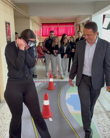 Μαθήματα ζωής από το Σωματείο Εκπαιδευτών Οδηγών Δυτικής Αττικής και την Επιτροπή Σχολών Οδηγών του ΕΕΑ στο 9ο Λύκειο Περιστεριού. 